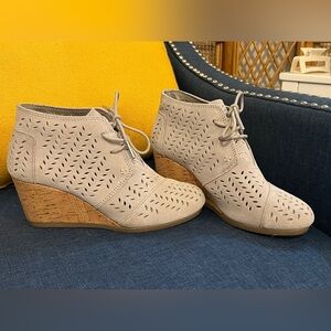 Toms size 7 light grey wedges